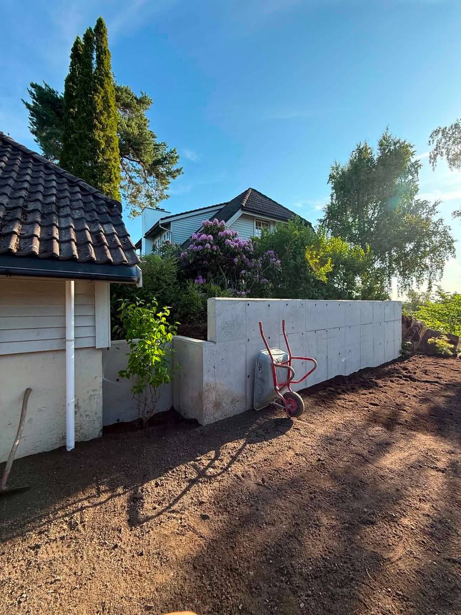 Ferdig støttemur med opparbeidet hage på Høvik