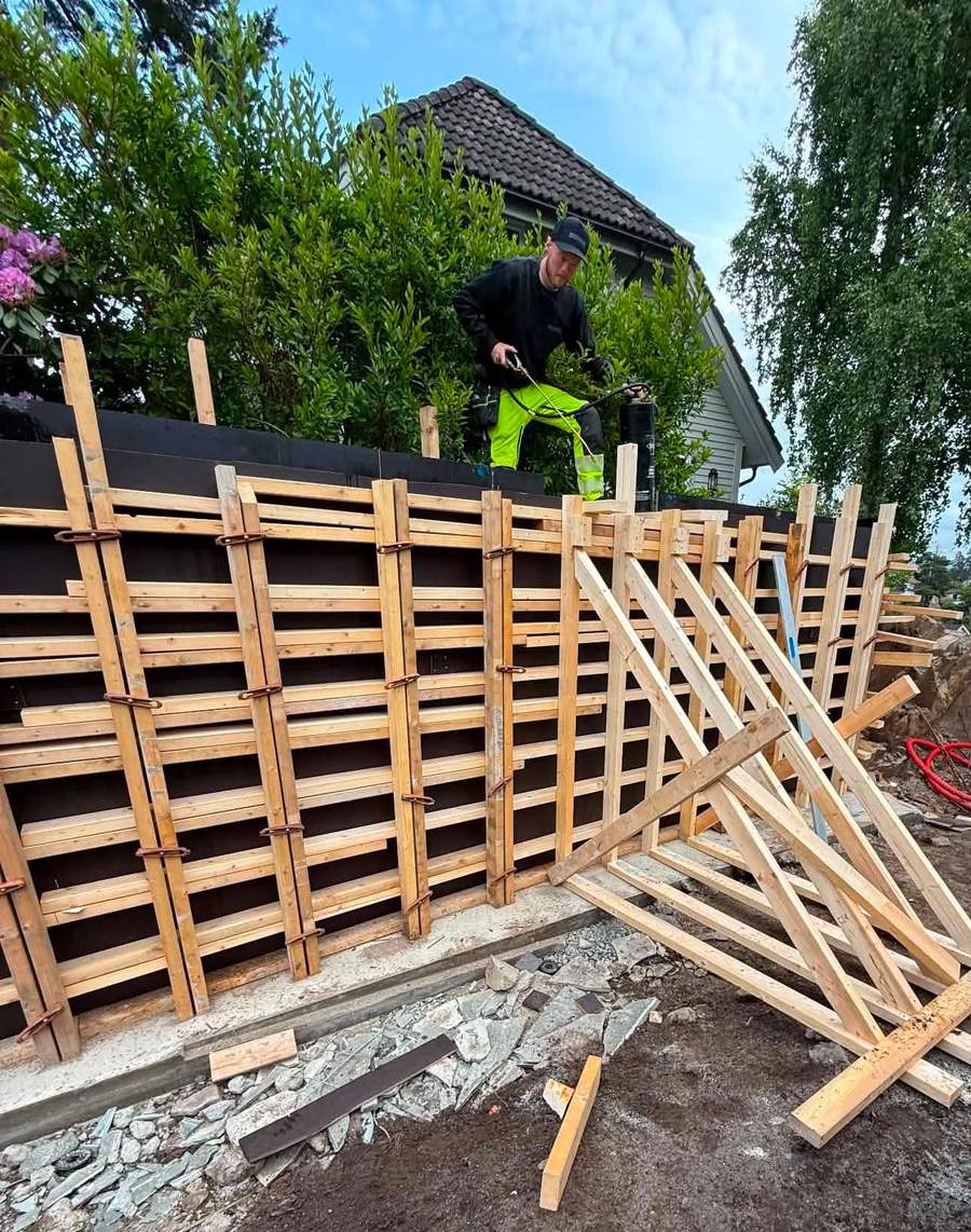 Tømrer i arbeid med forskaling på Høvik