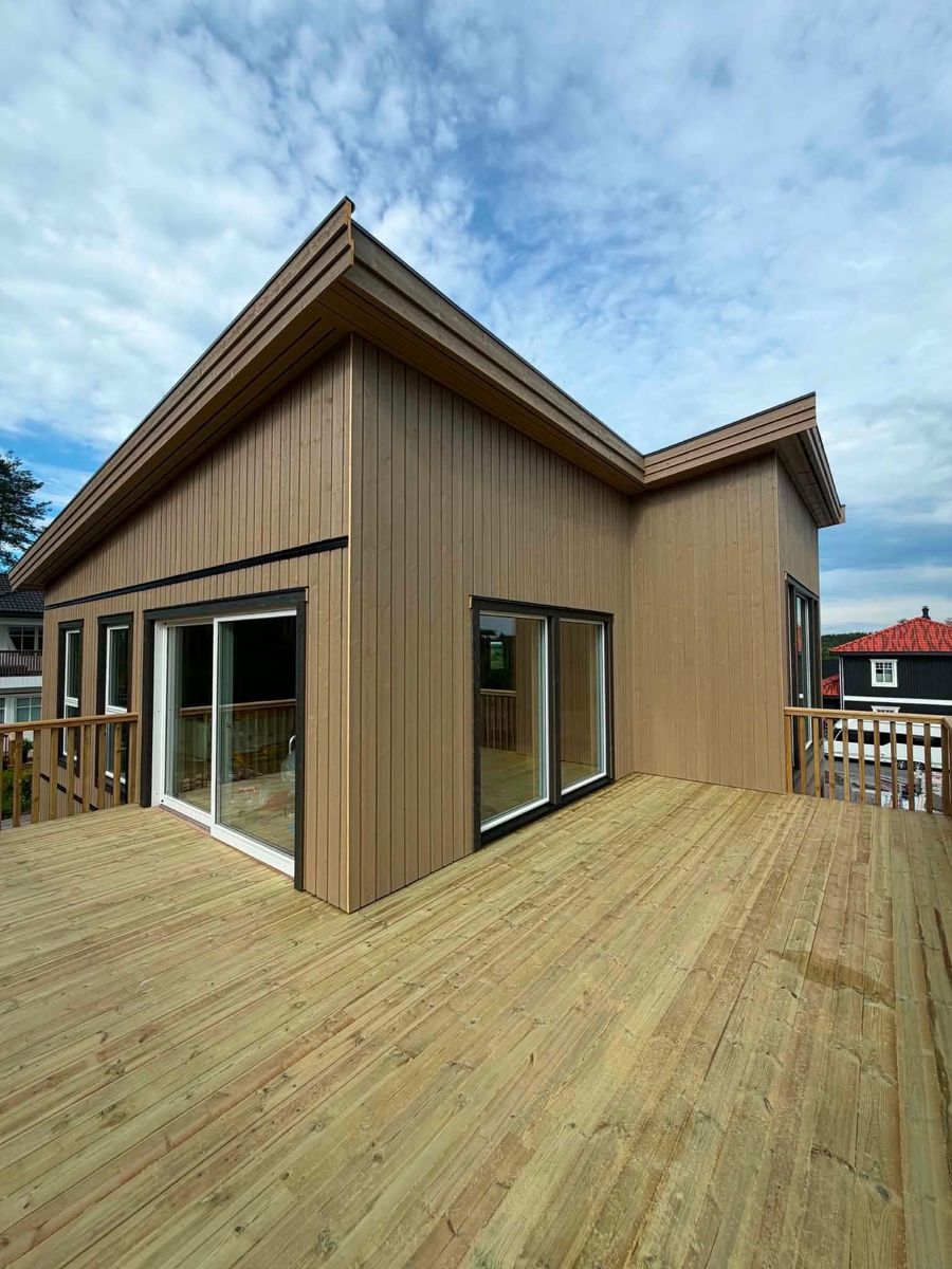 Ferdig kledning og terrasse på enebolig på Stange